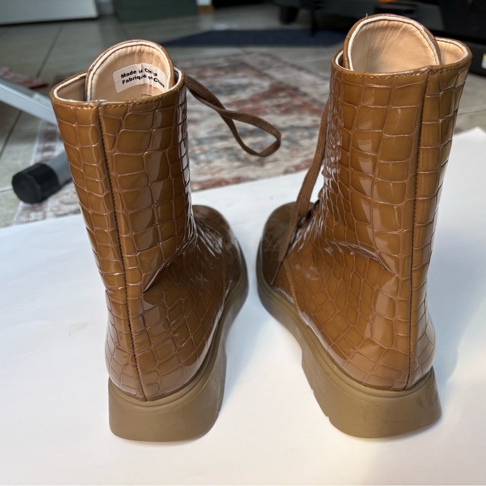 Stuart Weitzman Brown Croc-Embossed Leather Lace-Up Ankle Boots- size 7 B - Picture 3 of 13